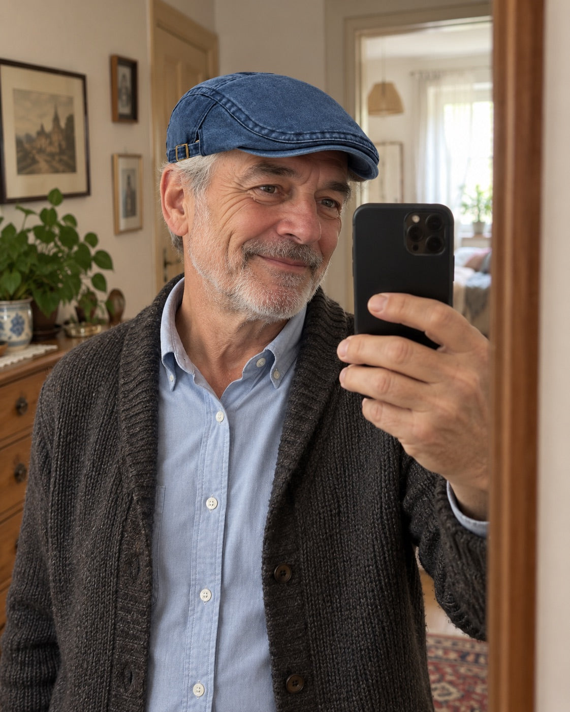 Mężczyzna w jeansowym kaszkiecie Dom Wolski robi zdjęcie w lustrze w domu
